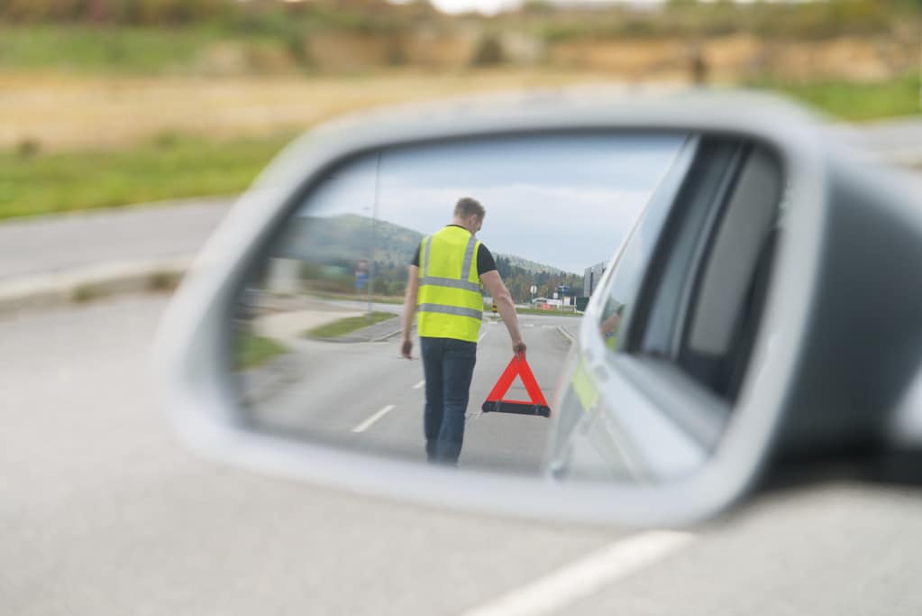 triangle et gilet jaune de securite en ardeche